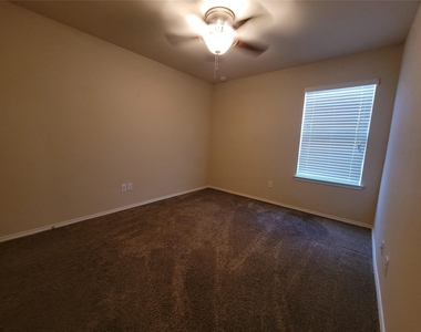 8913 Eastwood Avenue - Photo Thumbnail 7