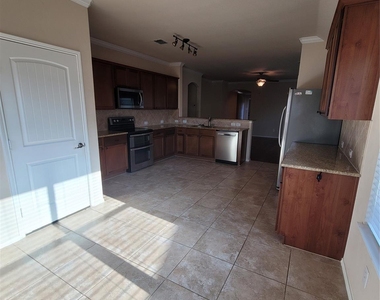 8913 Eastwood Avenue - Photo Thumbnail 5