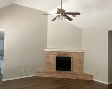 825 Springfield Drive - Photo Thumbnail 2