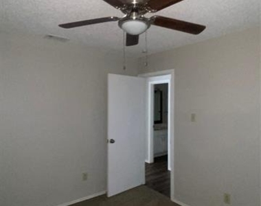 825 Springfield Drive - Photo Thumbnail 9