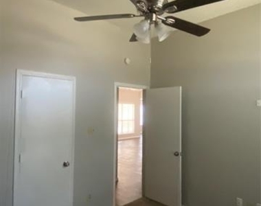 825 Springfield Drive - Photo Thumbnail 7