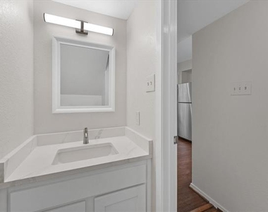 7640 W Greenway Boulevard - Photo Thumbnail 8