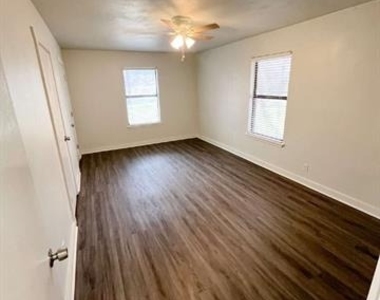 206 E 3rd Street - Photo Thumbnail 11