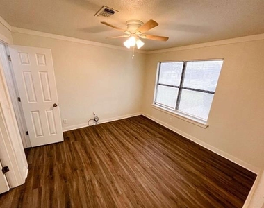 206 E 3rd Street - Photo Thumbnail 14