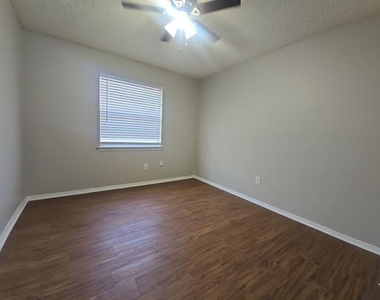6620 Lyndale Drive - Photo Thumbnail 5