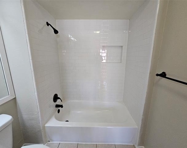 202 Samuel Boulevard - Photo Thumbnail 22
