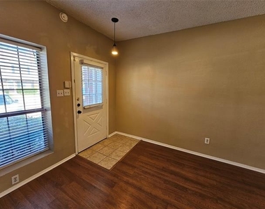 202 Samuel Boulevard - Photo Thumbnail 2