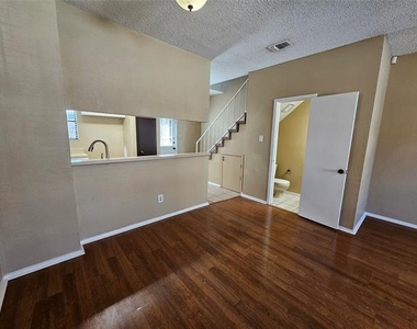 202 Samuel Boulevard - Photo Thumbnail 7