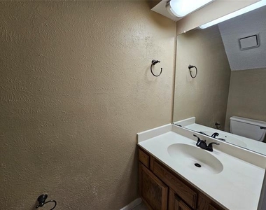 202 Samuel Boulevard - Photo Thumbnail 9