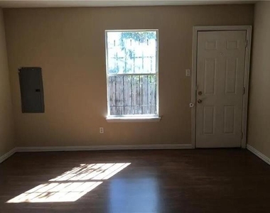 1504 E Mulkey Street - Photo Thumbnail 4