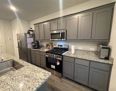3222 Hampton Drive - Photo Thumbnail 2