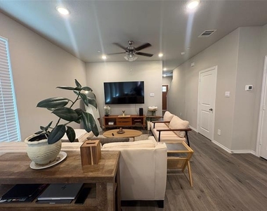 3222 Hampton Drive - Photo Thumbnail 4