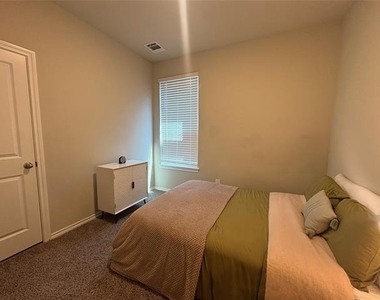 3222 Hampton Drive - Photo Thumbnail 6