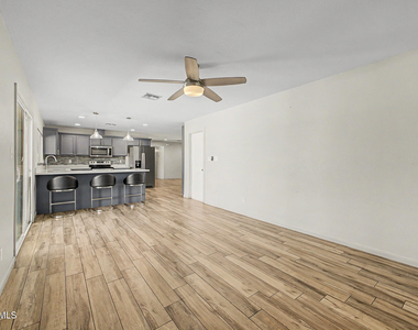 10217 N 37th Avenue - Photo Thumbnail 5