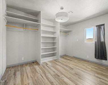 10217 N 37th Avenue - Photo Thumbnail 18