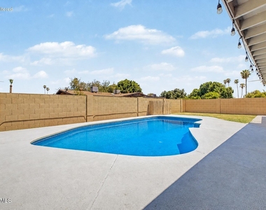 10217 N 37th Avenue - Photo Thumbnail 21
