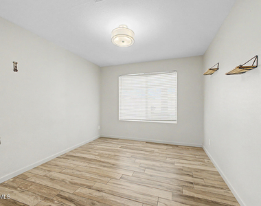 10217 N 37th Avenue - Photo Thumbnail 17