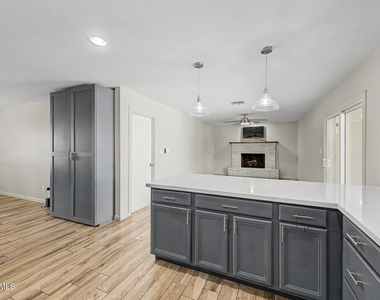 10217 N 37th Avenue - Photo Thumbnail 9