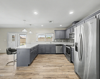 10217 N 37th Avenue - Photo Thumbnail 6