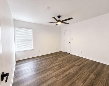 305 N Arizona Drive - Photo Thumbnail 2