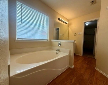 1611 Windcastle Drive - Photo Thumbnail 24