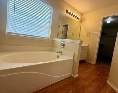 1611 Windcastle Drive - Photo Thumbnail 23