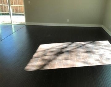 1531 Camelia Drive - Photo Thumbnail 7