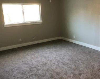 1531 Camelia Drive - Photo Thumbnail 12