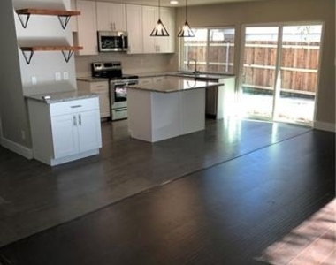 1531 Camelia Drive - Photo Thumbnail 3