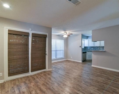 1906 Emerald Place - Photo Thumbnail 4