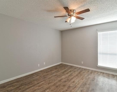 1906 Emerald Place - Photo Thumbnail 14