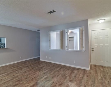 1906 Emerald Place - Photo Thumbnail 2
