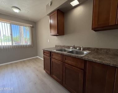 2201 W Belmont Avenue - Photo Thumbnail 7