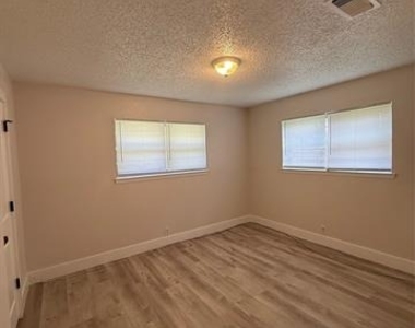 2409 Caprice Avenue - Photo Thumbnail 8