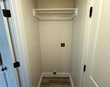 2409 Caprice Avenue - Photo Thumbnail 5