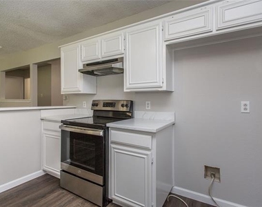 303 Shirley Drive - Photo Thumbnail 11