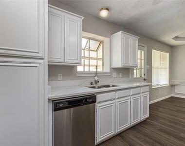303 Shirley Drive - Photo Thumbnail 12