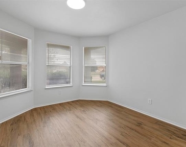 2205 Lookout Lane - Photo Thumbnail 11