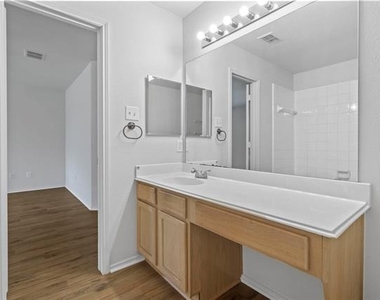2205 Lookout Lane - Photo Thumbnail 32