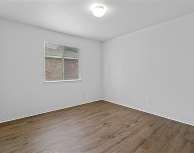 2205 Lookout Lane - Photo Thumbnail 21