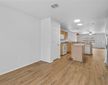 2205 Lookout Lane - Photo Thumbnail 15