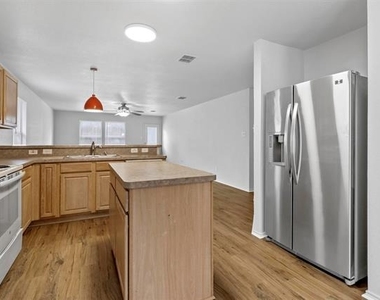 2205 Lookout Lane - Photo Thumbnail 13