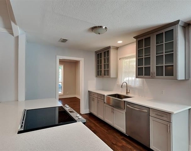 3704 Astoria Drive - Photo Thumbnail 6