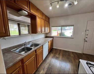 600 Lake Drive - Photo Thumbnail 5