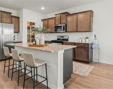 1613 Grand Villa Street - Photo Thumbnail 6