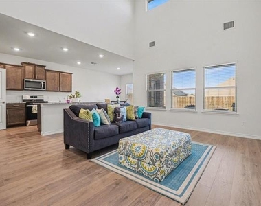 1613 Grand Villa Street - Photo Thumbnail 7