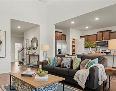 1613 Grand Villa Street - Photo Thumbnail 2