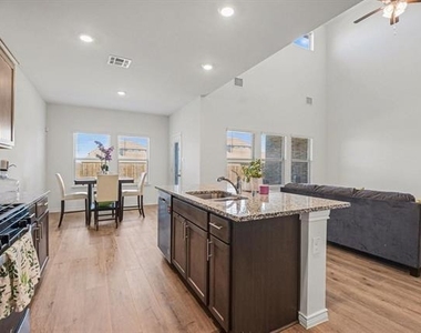 1613 Grand Villa Street - Photo Thumbnail 5