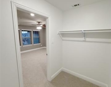 328 Greenhouse Drive - Photo Thumbnail 14