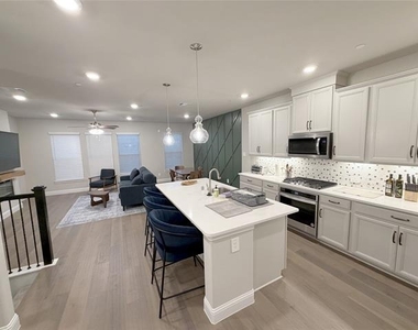 328 Greenhouse Drive - Photo Thumbnail 5